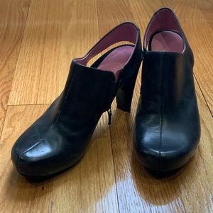 Close toes leather heels